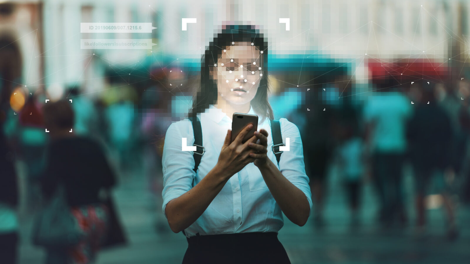 Vrouw gebruikt gezichtsherkenning op haar smartphone in een drukke stad. Geanimeerde symbolen laten zien dat iemand zich online kan identificeren en controleren