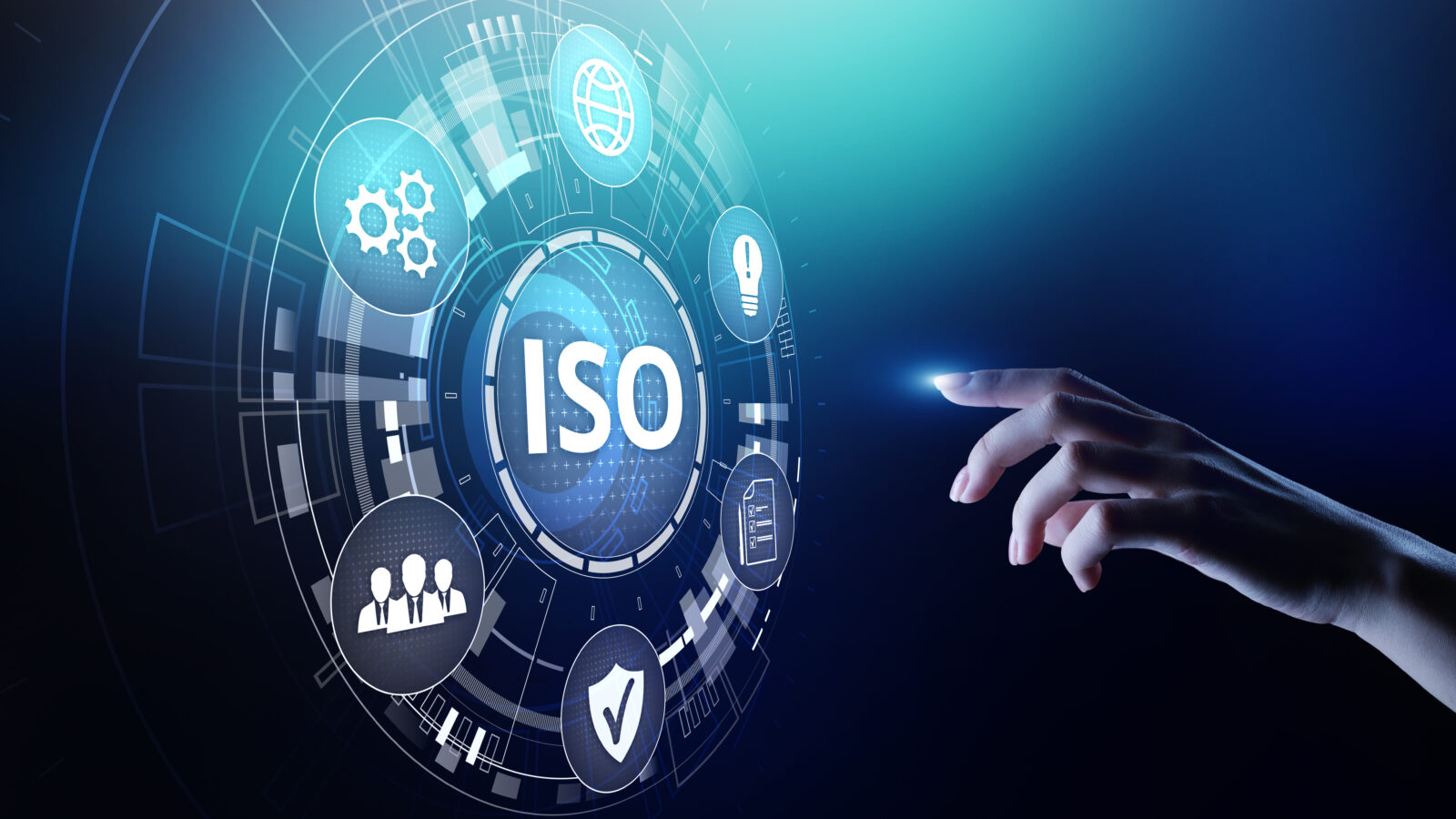 Abstracte digitale interface met het woord ISO centraal, omringd door pictogrammen voor processen, beveiliging en samenwerking, aangestuurd door een hand in een technologische setting