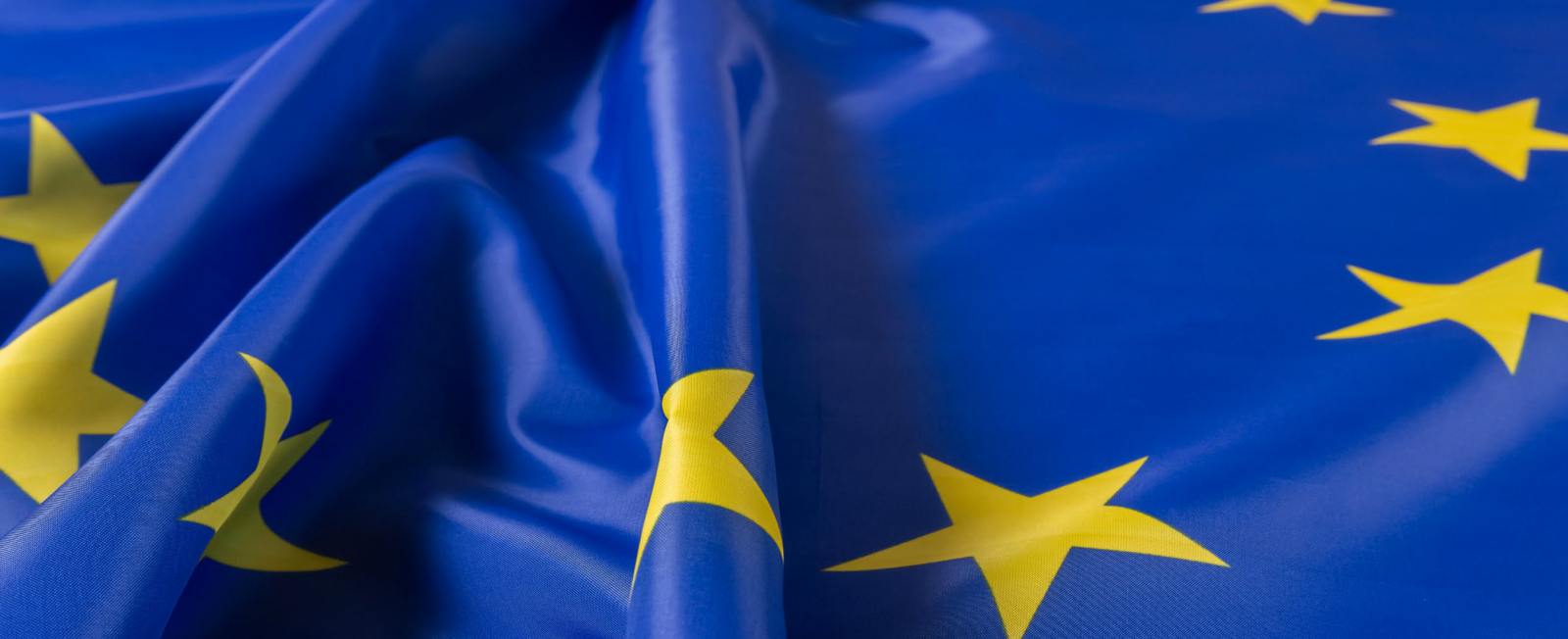 Close-up van de Europese vlag, blauw met gele sterren