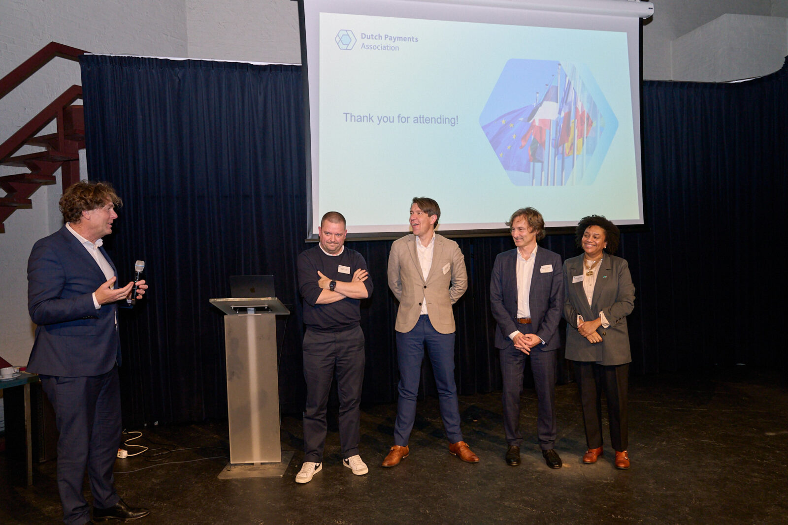 Algemeen Directeur Arjan Bol bedankt de vier sprekers op het podium tijdens de Biannual Meeting 2025