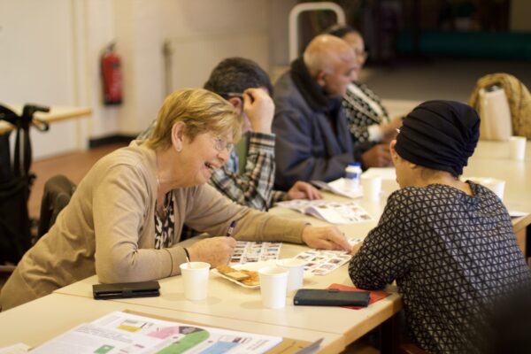 foto mensen aan tafel