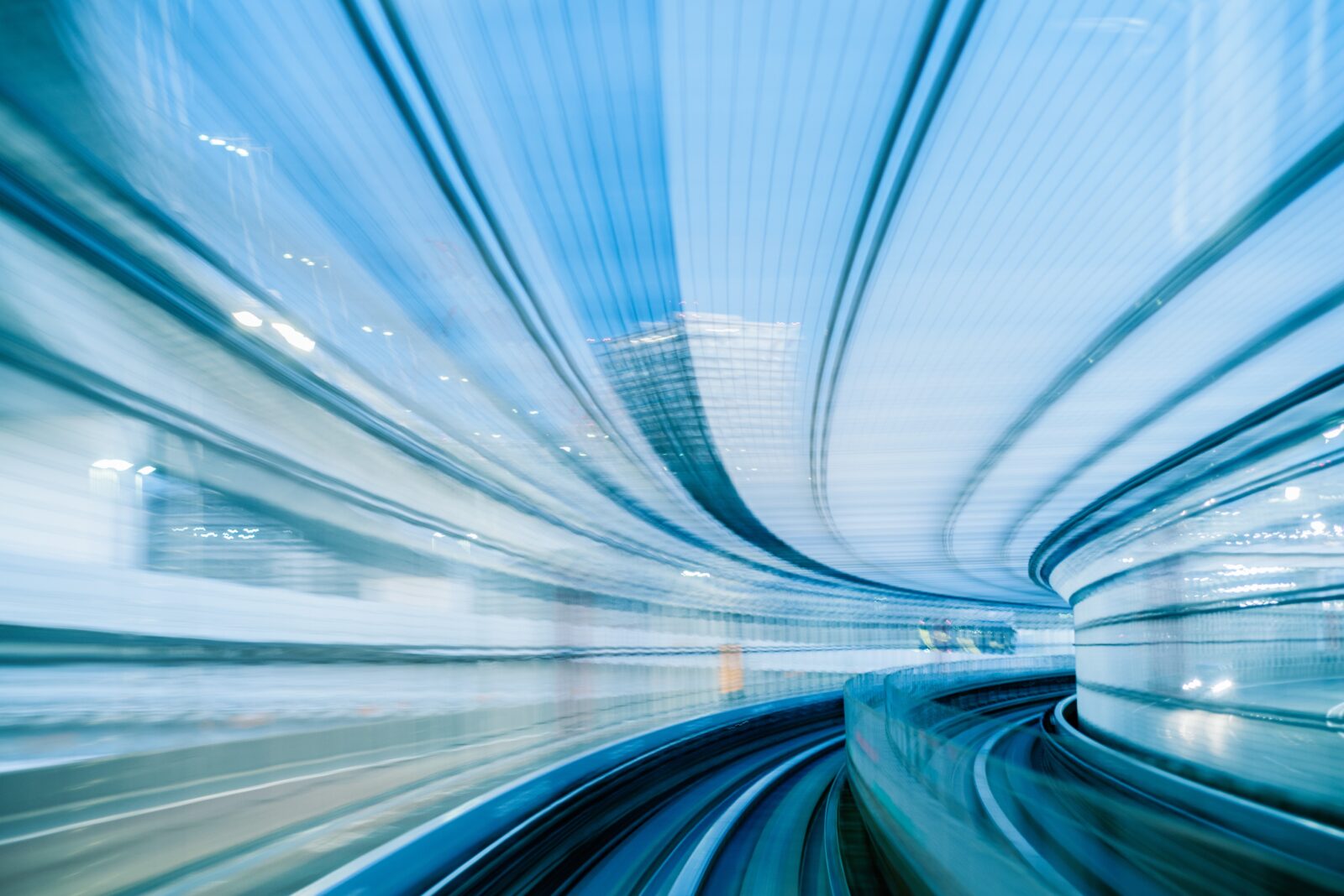 Abstracte weergave van een snel bewegende tunnel met gebogen lijnen en lichtstrepen,