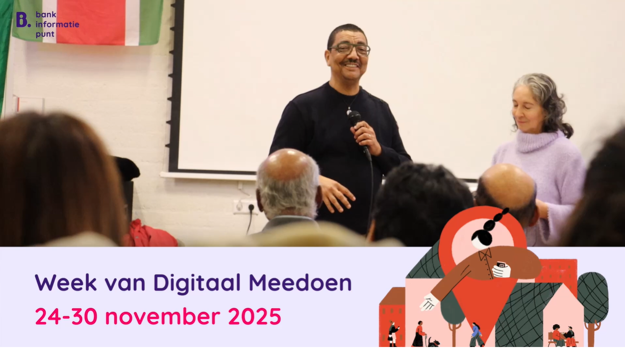 Still uit een video waarin Jörgen Raymann, ambassadeur van het Programma Toegankelijk Bankieren, tijdens de Week van digitaal meedoen voor een groep mensen staat en hen toespreekt; onderin beeld staat een balk met de tekst: “Week van Digitaal Meedoen 14–30 november 2025”